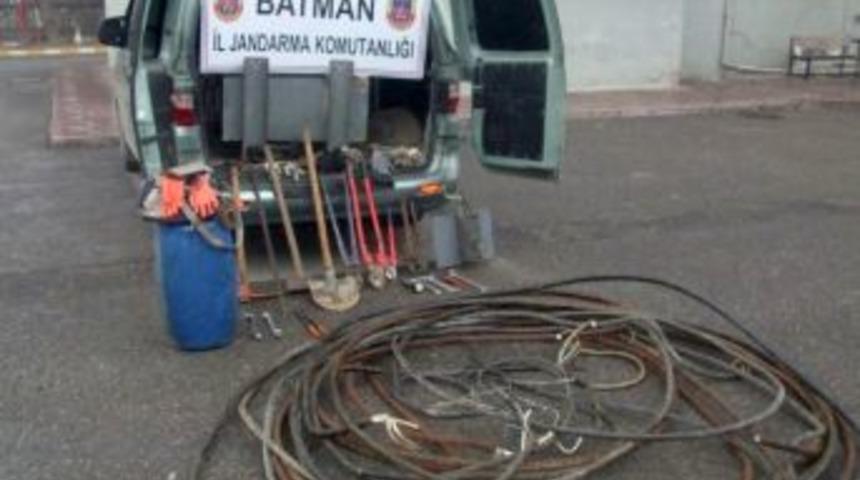 Petrol &uuml;retim kuyularından malzeme &ccedil;alan şahıslar yakalandı