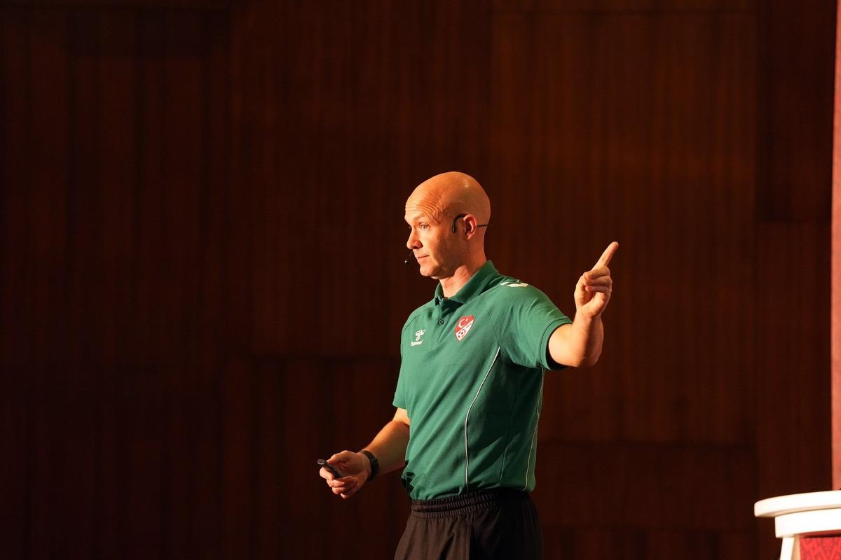 Anthony Taylor dan göreve gelir gelmez ilk büyük değişiklik! Artık o da kırmızı kart 1