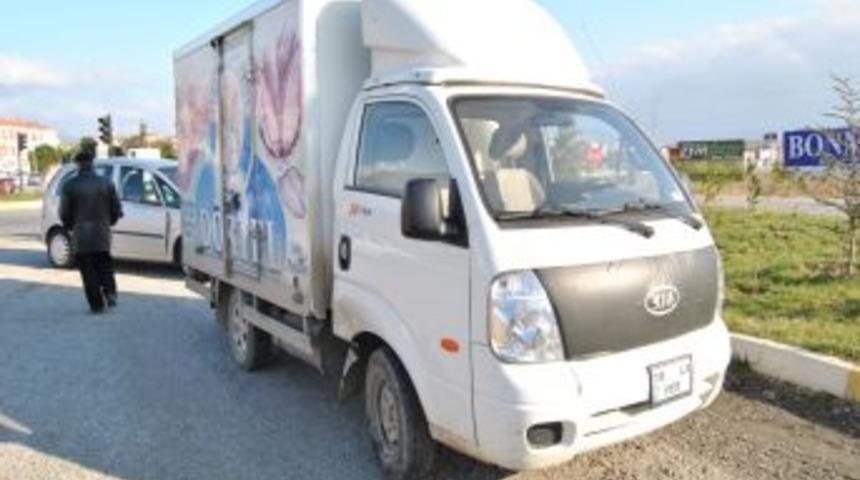 Ambulansa yol vermek isterken kaza yaptılar