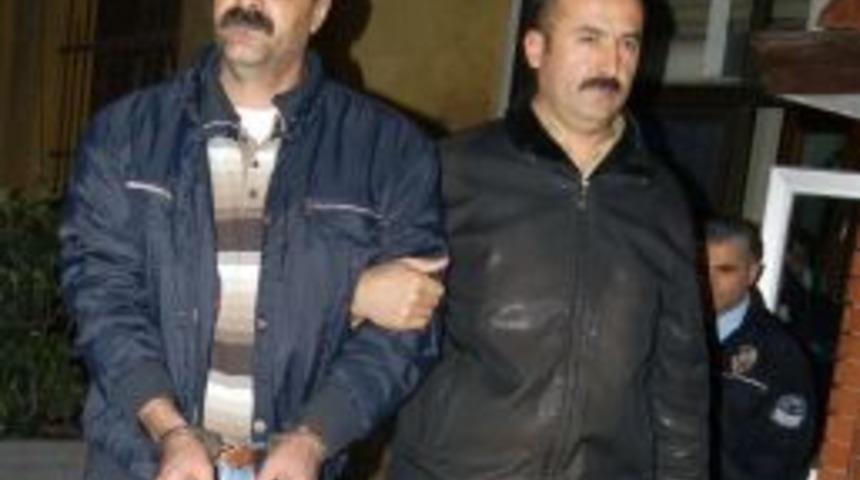 Tartıştığı karısını bı&ccedil;akladı