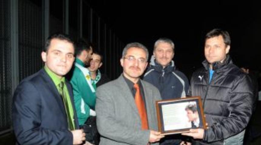 Bursaspor'da Turgay, plaketle &ouml;d&uuml;llendirildi