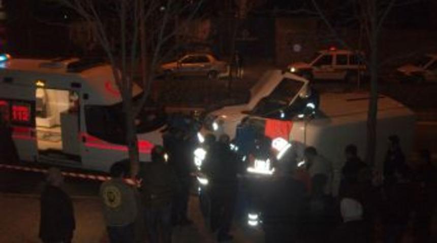 Devrilen minib&uuml;s&uuml;n s&uuml;r&uuml;c&uuml;s&uuml; ara&ccedil;ta sıkıştı