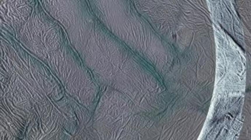 Sat&uuml;rn&rsquo;&uuml;n uydusundaki derin ve gizemli kanallar g&ouml;r&uuml;nt&uuml;lendi