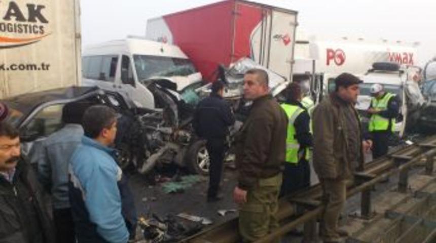 B&uuml;y&uuml;k&ccedil;ekmece'de zincirleme kaza: En az 1 &ouml;l&uuml;, 20 yaralı