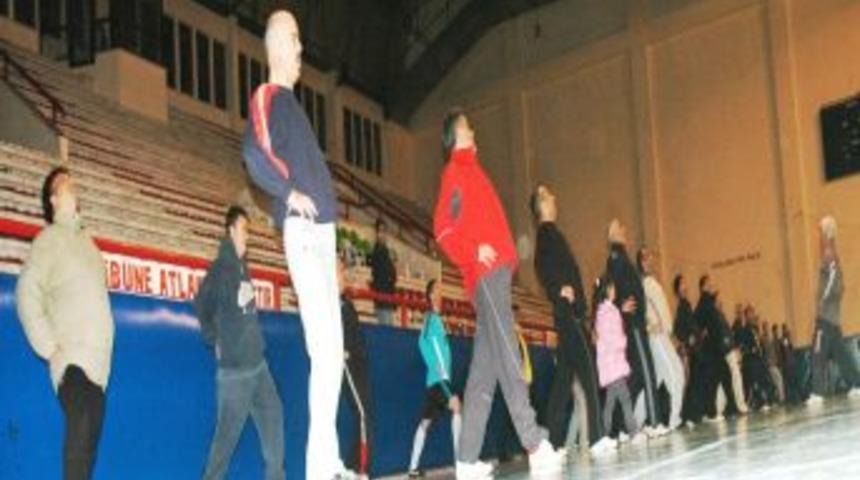 Polisler sağlıklı hizmet i&ccedil;in spor yapıyor