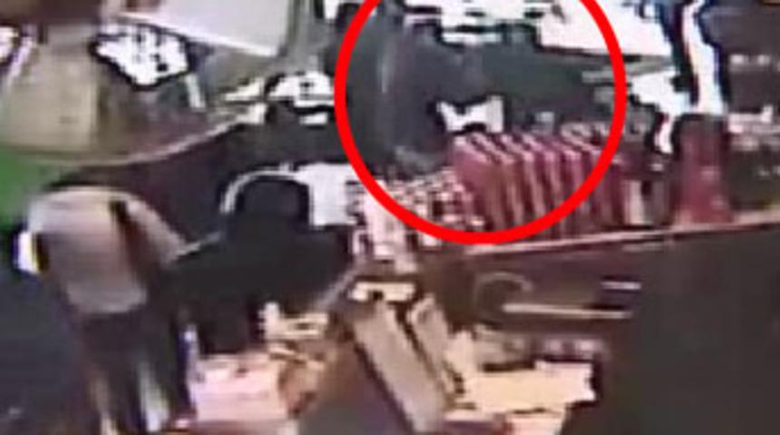 Eşini boğazından bı&ccedil;akladı