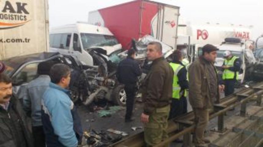 TEM&rsquo;deki zincirleme kazada otoyol savaş alanına d&ouml;nd&uuml;