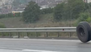  Kuzey Marmara Otoyolu'nda tehlikeli anlar! Tırın lastiği koptu