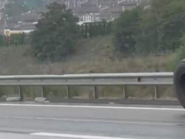  Kuzey Marmara Otoyolu'nda tehlikeli anlar! Tırın lastiği koptu