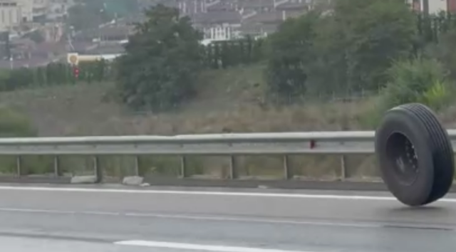 Kuzey Marmara Otoyolu'nda tehlikeli anlar! Tırın lastiği koptu