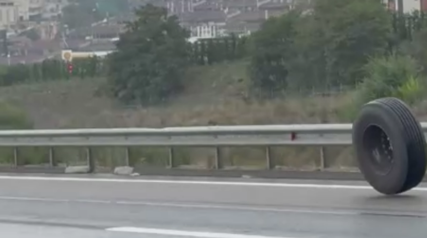  Kuzey Marmara Otoyolu'nda tehlikeli anlar! Tırın lastiği koptu