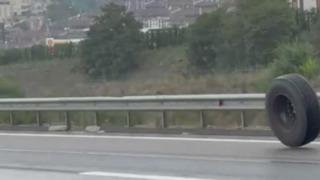  Kuzey Marmara Otoyolu'nda tehlikeli anlar! Tırın lastiği koptu