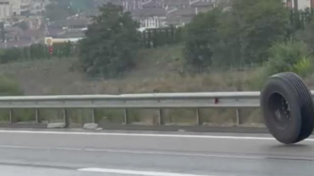  Kuzey Marmara Otoyolu'nda tehlikeli anlar! Tırın lastiği koptu