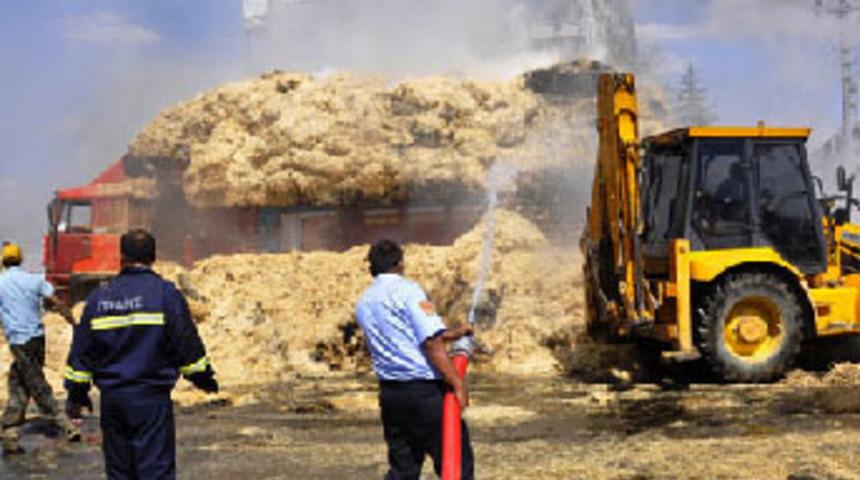 Yanan kamyonunu itfaiyeye g&ouml;t&uuml;rd&uuml;