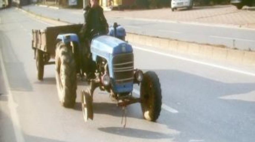 Lastiği patlayan trakt&ouml;r&uuml;n&uuml; tamirciye 3 tekerlek &uuml;zerinde g&ouml;t&uuml;rd&uuml;