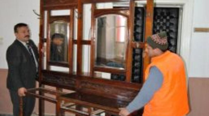H&uuml;k&uuml;met konağının tarih&icirc; aynalı masası m&uuml;zeye bağışlandı