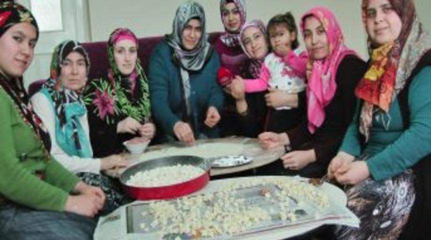 Ev hanımları &ouml;ğrenciler i&ccedil;in mantı yaptı