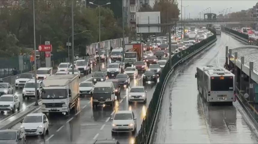 İstanbul'da trafik &ccedil;ilesi! Yoğunluk y&uuml;zde 89'u g&ouml;rd&uuml;