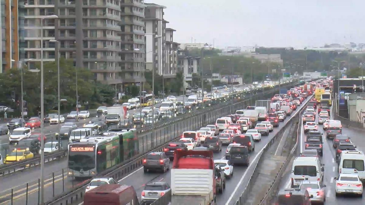 İstanbul da trafik &ccedil;ilesi! Yoğunluk y&uuml;zde 89 u g&ouml;rd&uuml; 4