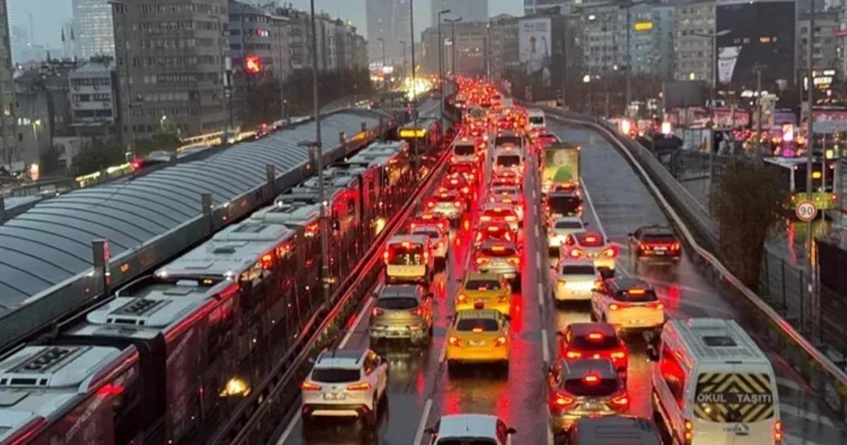 İstanbul da trafik &ccedil;ilesi! Yoğunluk y&uuml;zde 89 u g&ouml;rd&uuml; 3