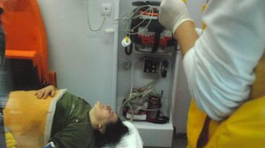 Tarlada &ccedil;alışırken dereye d&uuml;şen kadını polis kurtardı