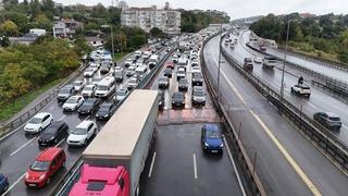 Küçükçekmece'de D-100'e derz kasisi konuldu, yağmurla birlikte trafik durma noktasına geldi