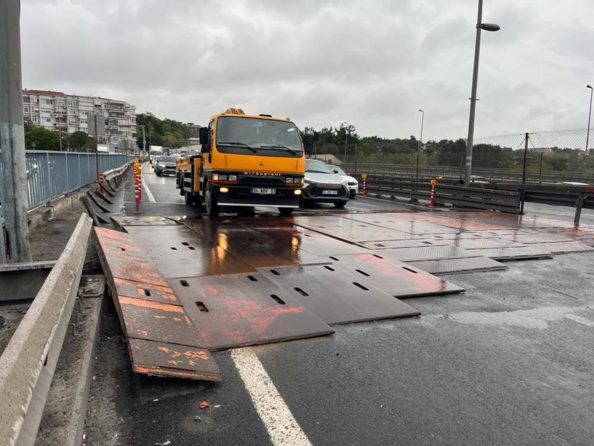 Küçükçekmece de D-100 e derz kasisi konuldu, yağmurla birlikte trafik durma noktasına geldi 1