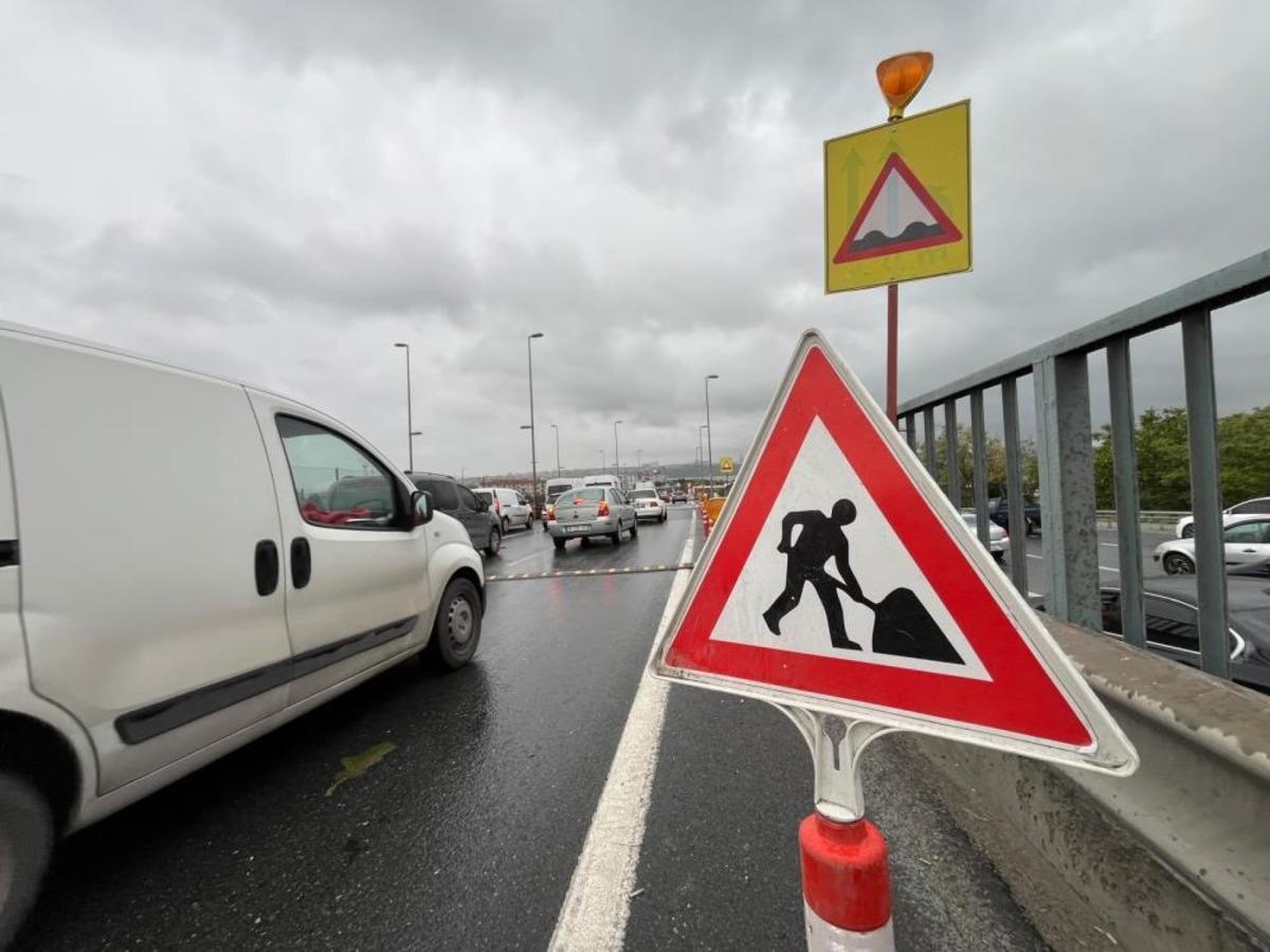 Küçükçekmece de D-100 e derz kasisi konuldu, yağmurla birlikte trafik durma noktasına geldi 2