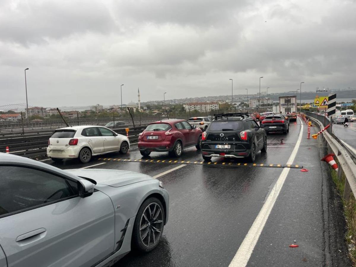 Küçükçekmece de D-100 e derz kasisi konuldu, yağmurla birlikte trafik durma noktasına geldi 3