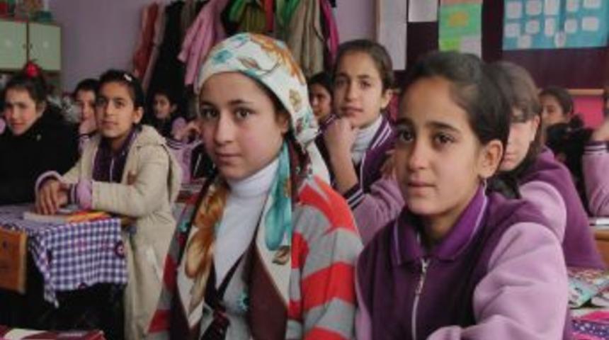 'Bir Şans Daha' projesiyle 2 kız &ccedil;ocuğu daha okula başladı