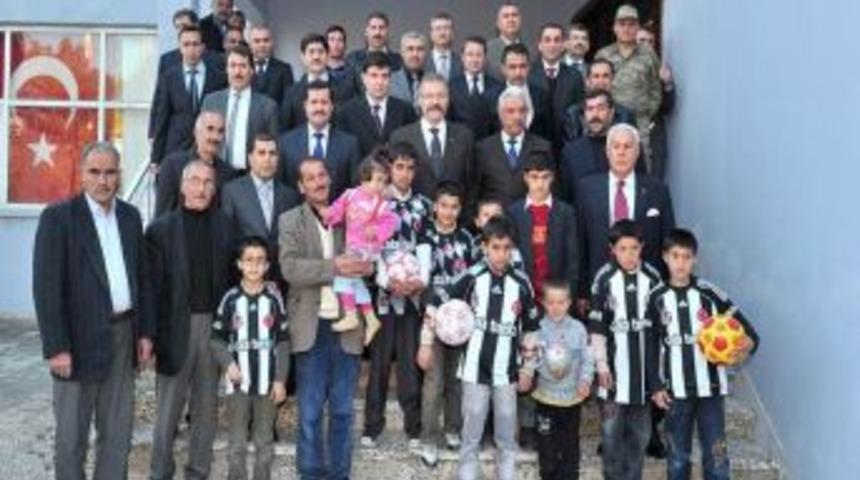 Vanlı depremzedeleri ziyaret eden Cerrah: Başımızın &uuml;zerinde yeriniz var