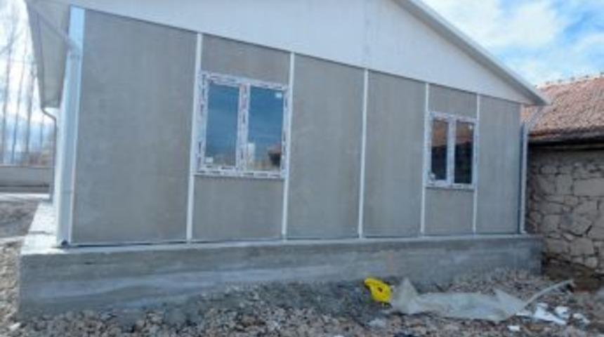 Afyon SYDV, evi yanan aileye prefabrik ev yaptı