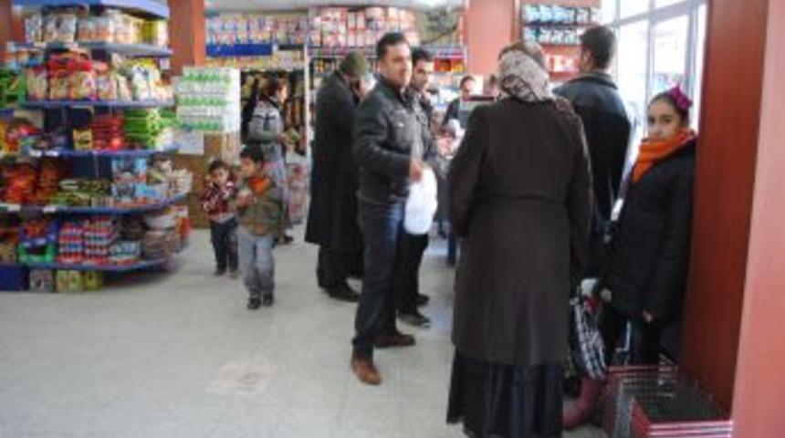 Van depremi sebebiyle Hakkarililer gıda sıkıntısı yaşıyor