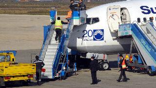 Ön camı çatlayan uçak acil iniş yaptı