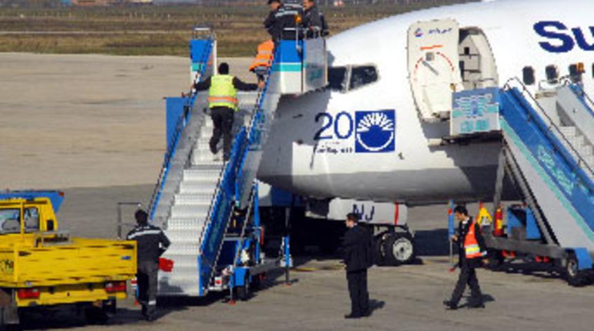 Ön camı çatlayan uçak acil iniş yaptı