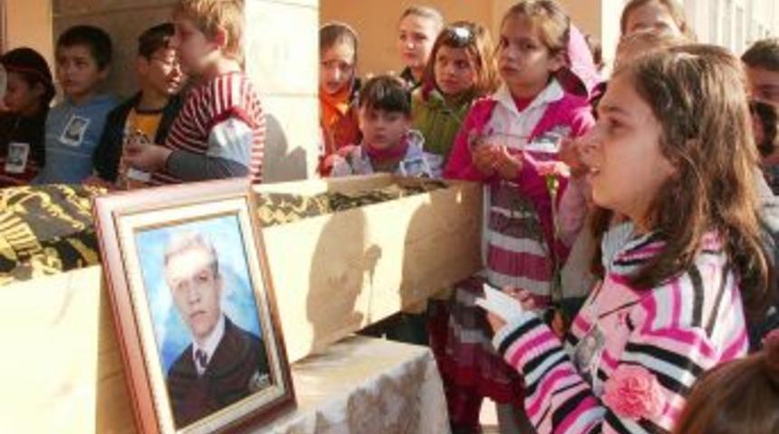 Beyin kanamasından ölen öğretmenleri için ağladılar