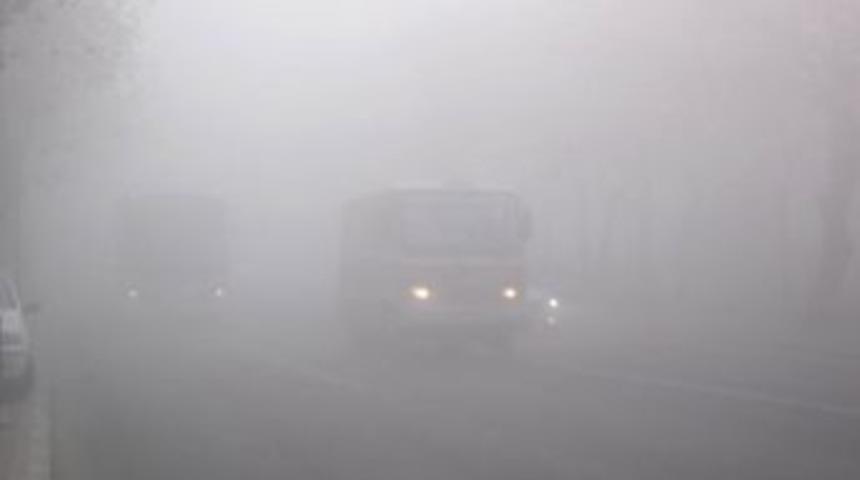 Sis nedeniyle &Ccedil;orlu&rsquo;da g&ouml;r&uuml;ş mesafesi 2 metreye d&uuml;şt&uuml;