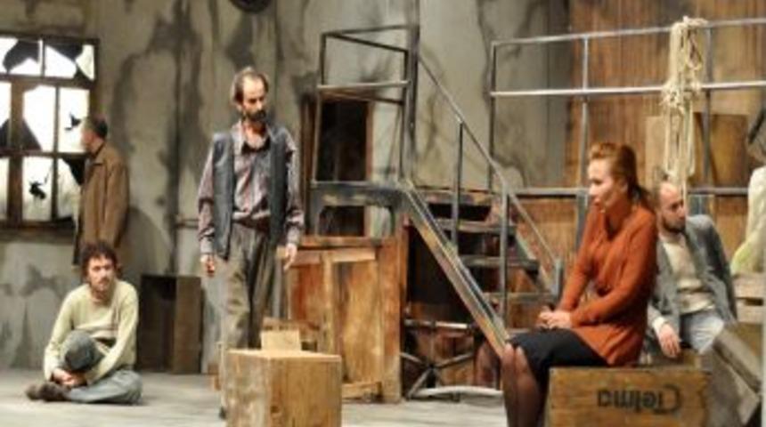 'Duvarların &Ouml;tesi' sahnelendi