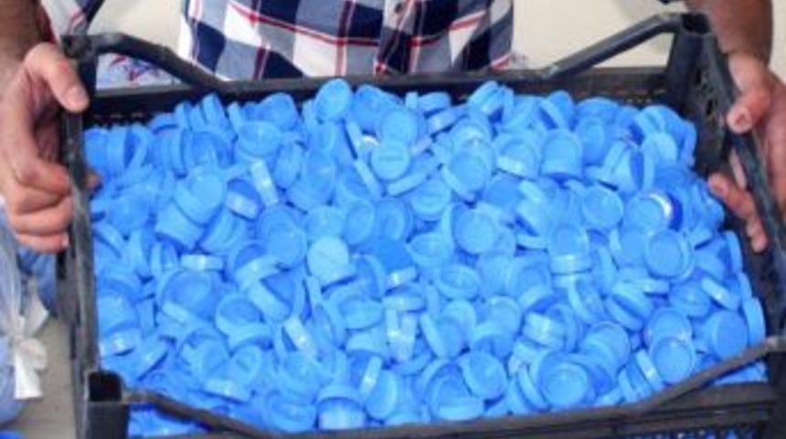 Şerefliko&ccedil;hisarlı minik &ouml;ğrencilerden mavi kapak kampanyasına destek