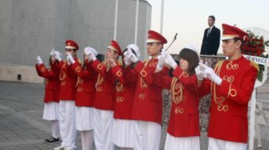 Sağır ve dilsiz &ouml;ğrenciler İstiklal Marşı'nı işaret diliyle s&ouml;yledi