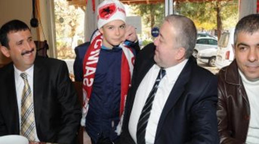 Samsunspor Başkanı Yılmaz, taraftar guruplarına yemek verdi