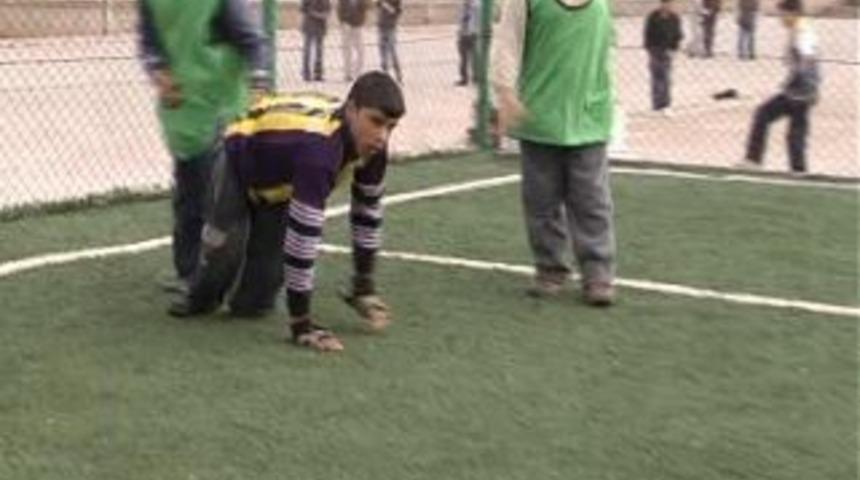 Engelleri elleriyle aşıyor