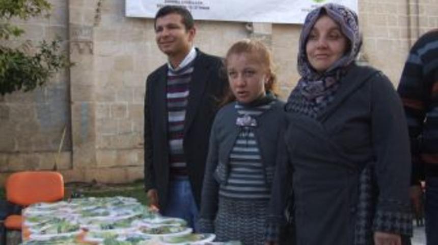 Engelliler, depremzedeler i&ccedil;in &ccedil;iğk&ouml;fte yoğurup sattı