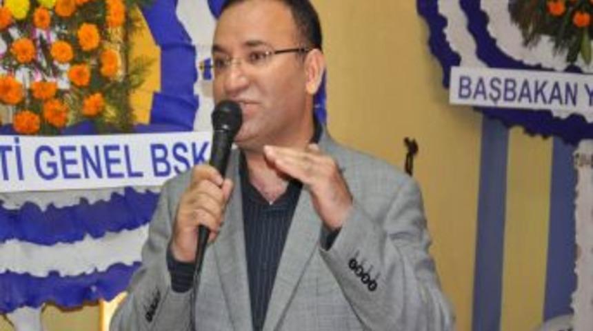 Bozdağ: Muhalefetin g&uuml;ndemini gazete manşetleri ve k&ouml;şe yazarları belirliyor