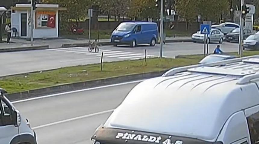 Bartın'da 6 yaşındaki &ccedil;ocuğa otomobil &ccedil;arptı! O anlar kamerada