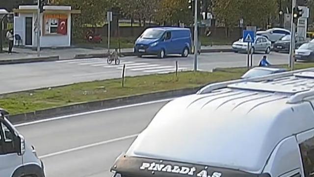 Bartın'da 6 yaşındaki çocuğa otomobil çarptı! O anlar kamerada