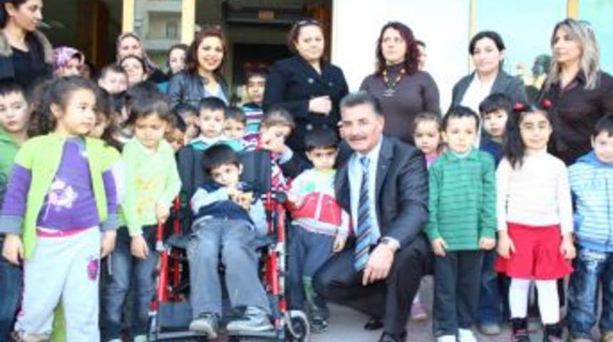 Engelliye tekerlekli sandalye