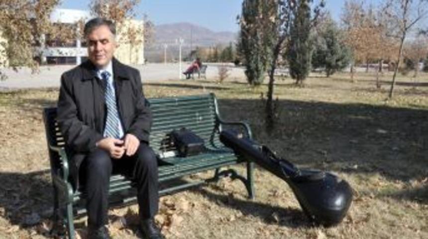 Elleriyle g&ouml;ren akademisyen engel tanımıyor