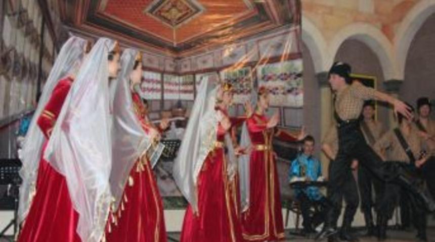 Kırım halk oyunları g&ouml;sterisi b&uuml;y&uuml;ledi