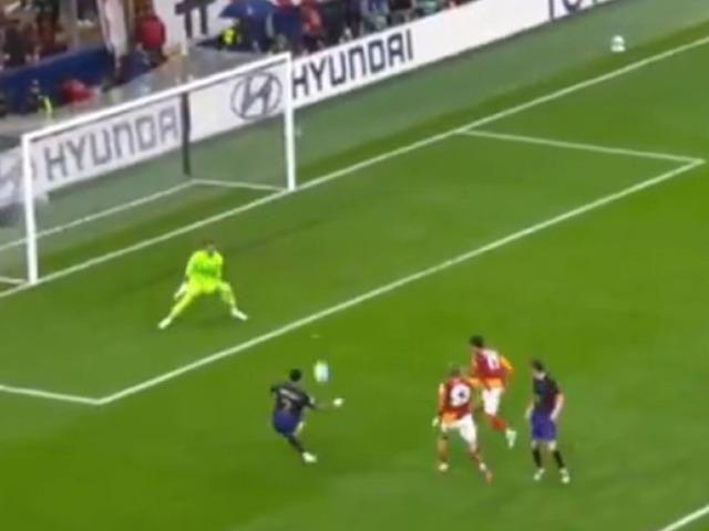 Joao Cancelo Galatasaray trib&uuml;nlerini ayağa kaldırdı!